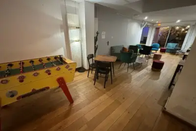 Salle parquetée 