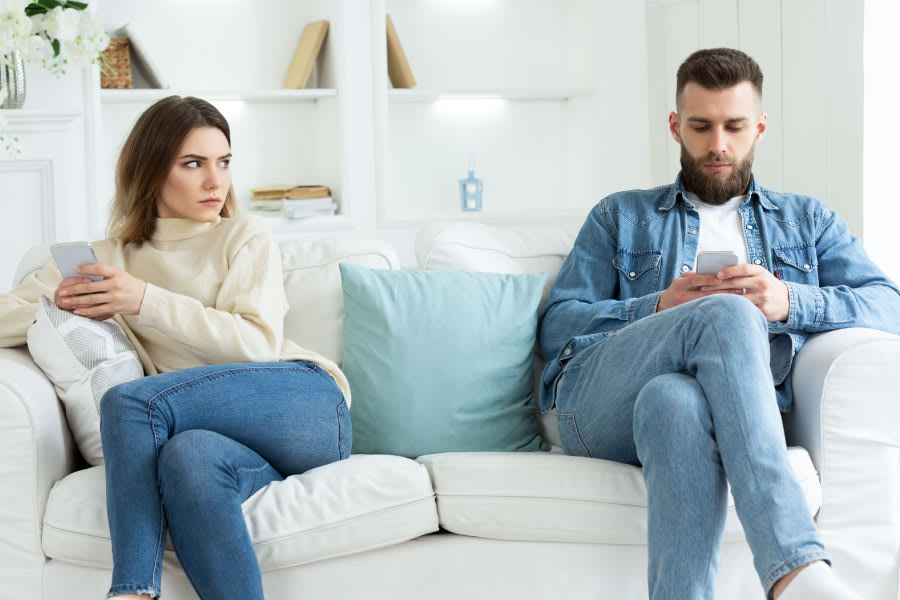 Couple with closed-off posture failing to communicate