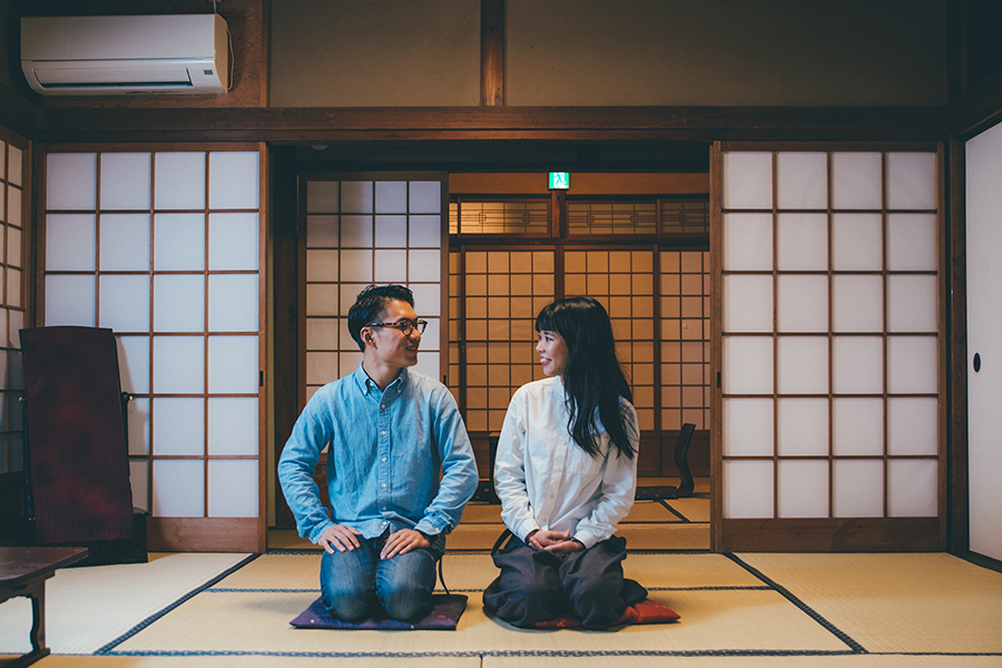 Posições tradicionais de sentar no chão demonstradas na cultura japonesa mostrando o alinhamento correto da postura