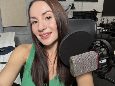 A professional Ukrainian and Russian female voice over
