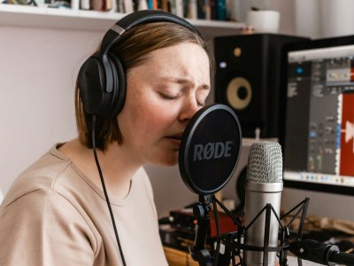 An upbeat engaging American female voice over
