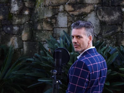 A professional native Portuguese voice over