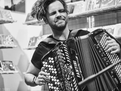 An amazing live accordion or piano recording