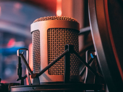 Professional female voice-over service for American English