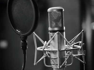 A recording with a male voice in Spanish for your project
