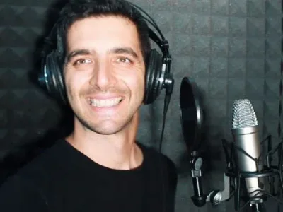 A italian voice over up to 1700 words or 5 minutes of video dubbing