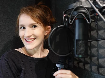 A professional French female voice over