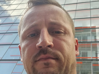 A  recruiting specialist with connections to different countries.