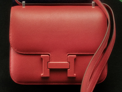 Hyper-realistic Fashion product Visuals. AI videos and images