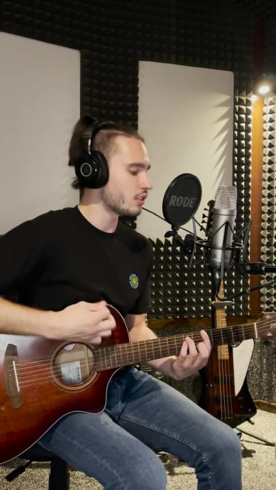 1 hour of singing lessons.