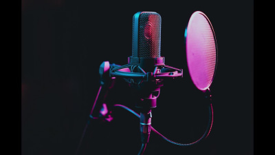 Dutch young female voice over