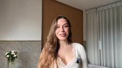 Professional selfie style female spokesperson testimonial actor UGC talking