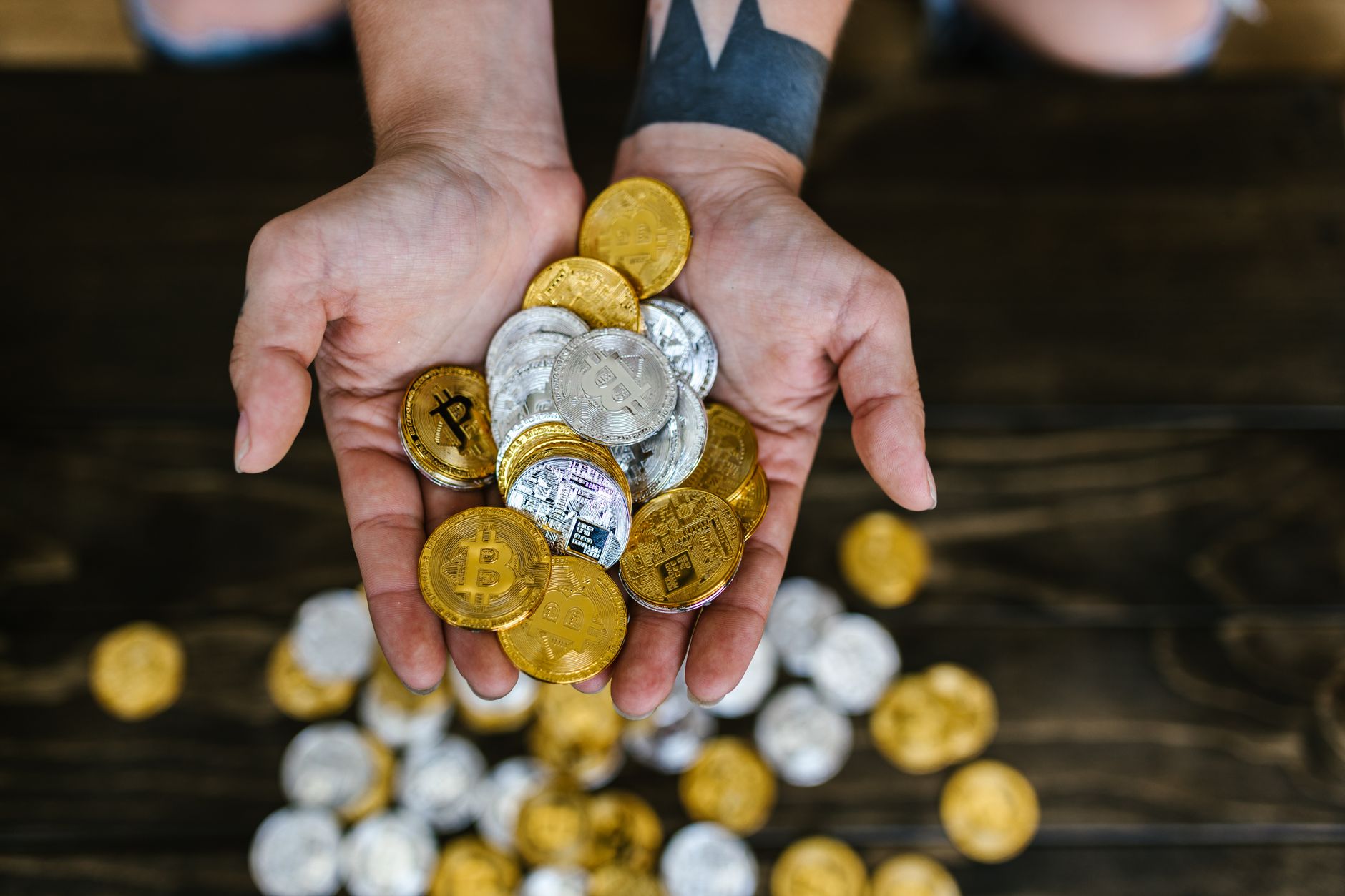 Comparing Physical And Online Gold Dealers