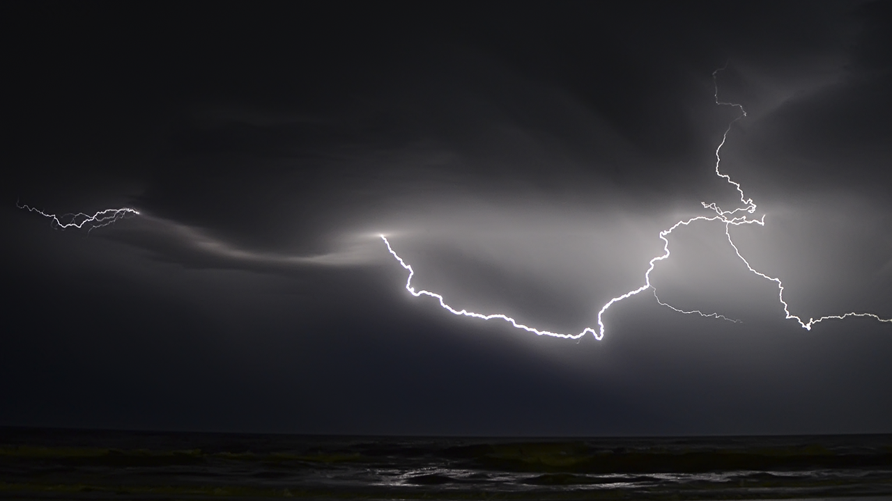 Lightning via coaxial cable destroys gamer’s PC