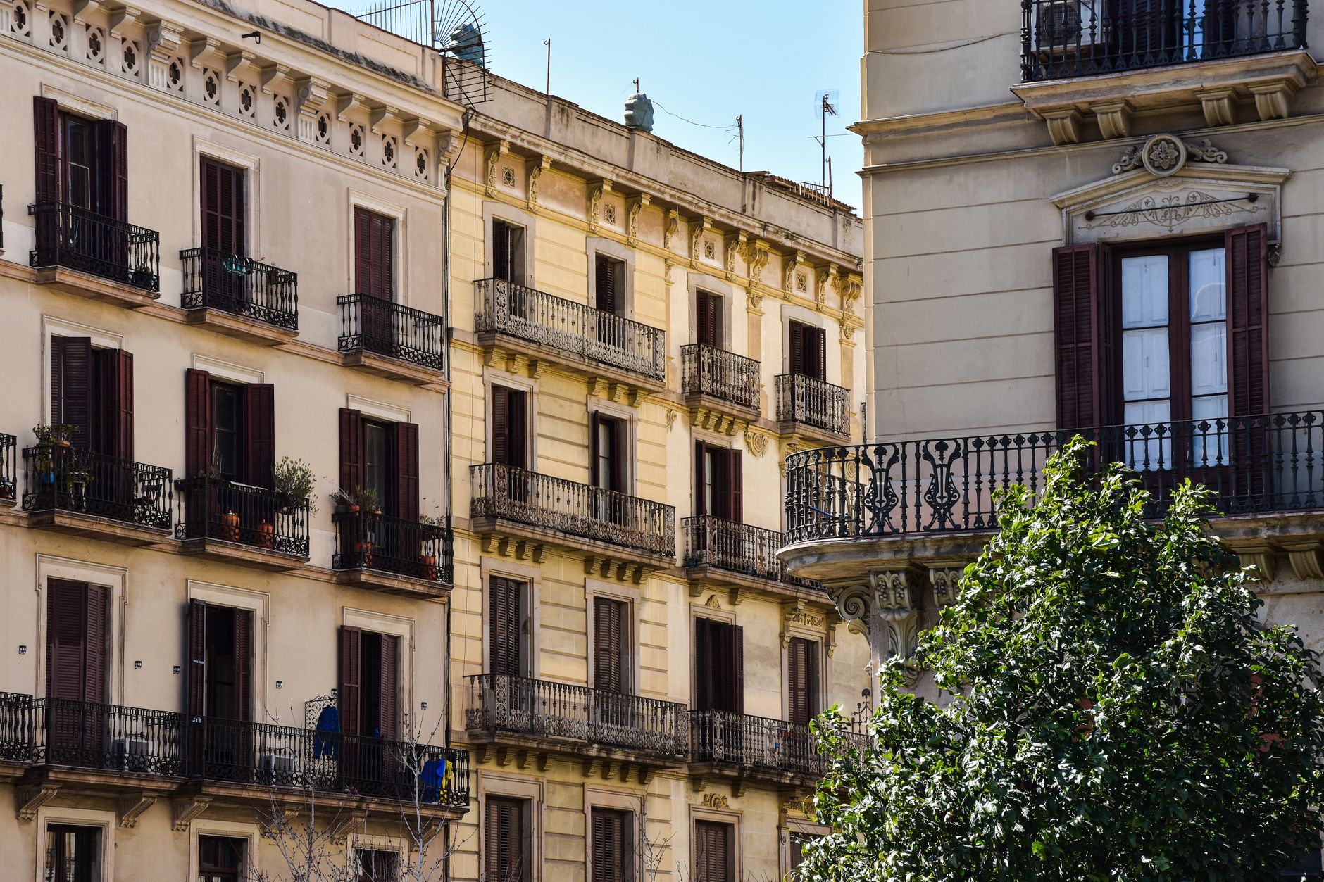 Barcelona Apartment Achieves Big Impact with Little