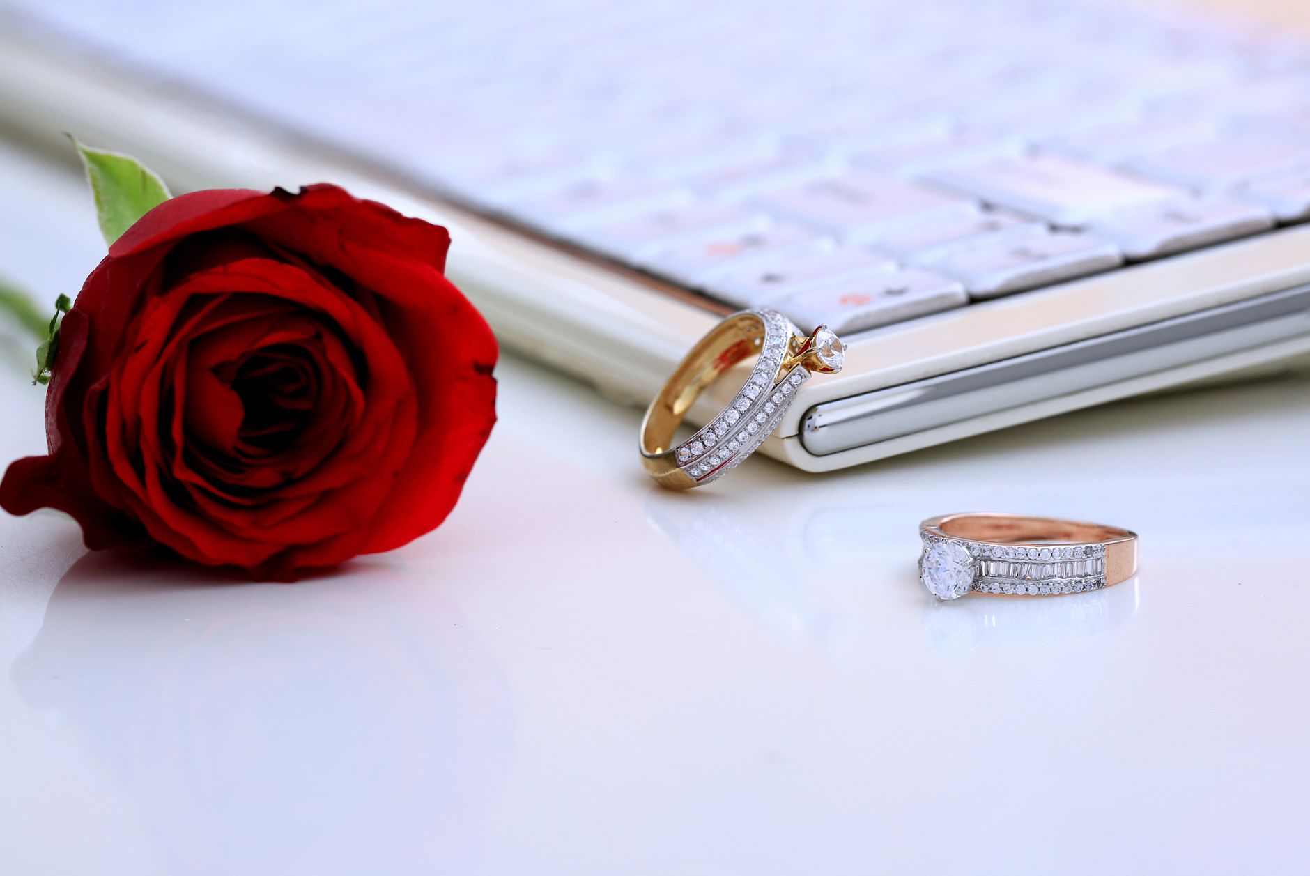 Petite and Powerful: The Allure of Small Stones in Engagement Rings