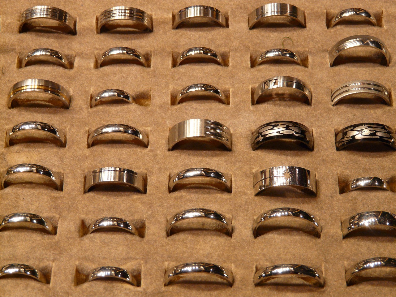 Selling vs Pawning Gold Jewellery