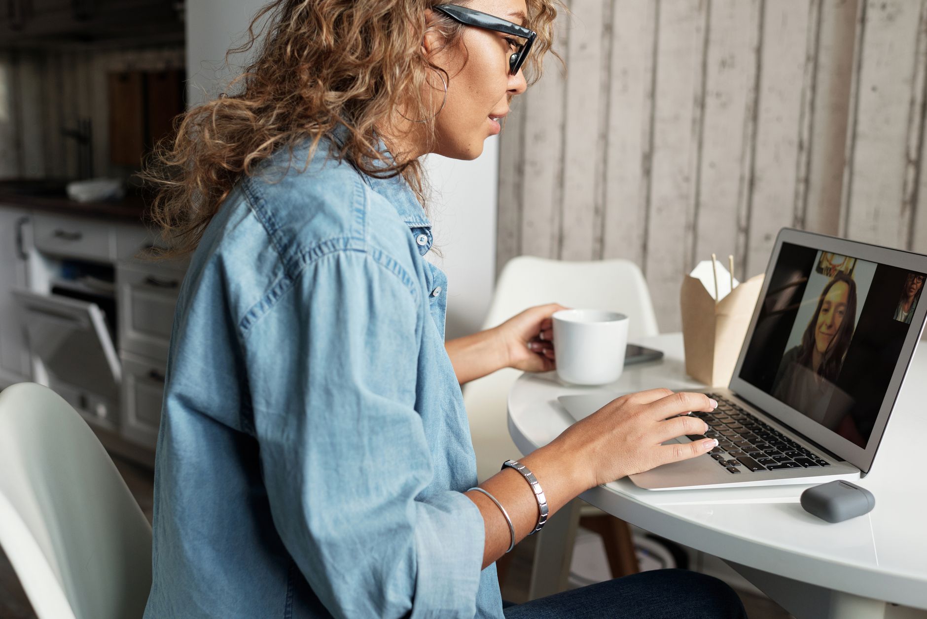 Telecommunication solutions for remote workers: How to stay connected anywhere?