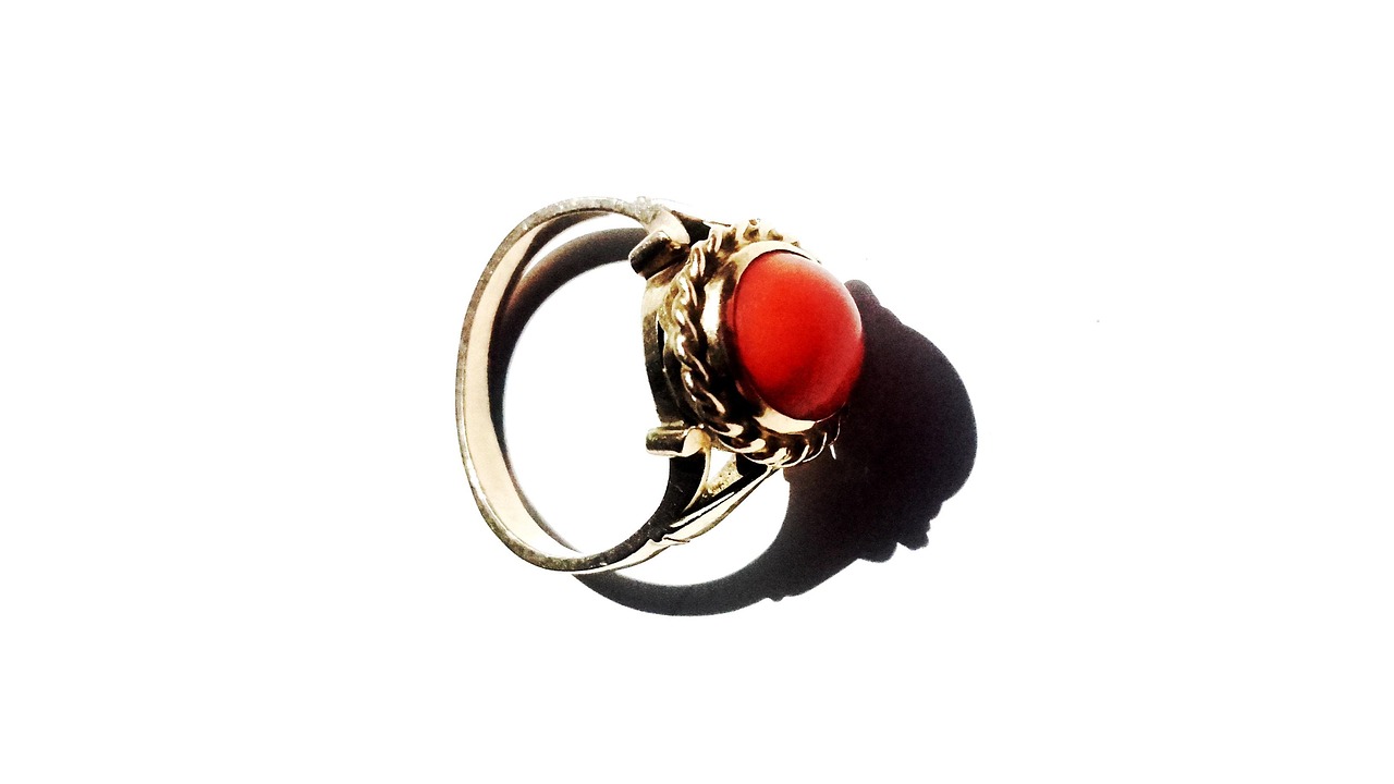 Travelling with Gemstones: Tips for Safekeeping Your Coloured Rings on the Go