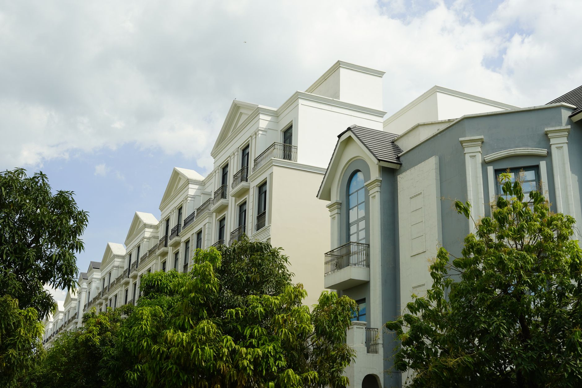 How Home Selling Services Can Benefit Luxury Apartment Rental Owners