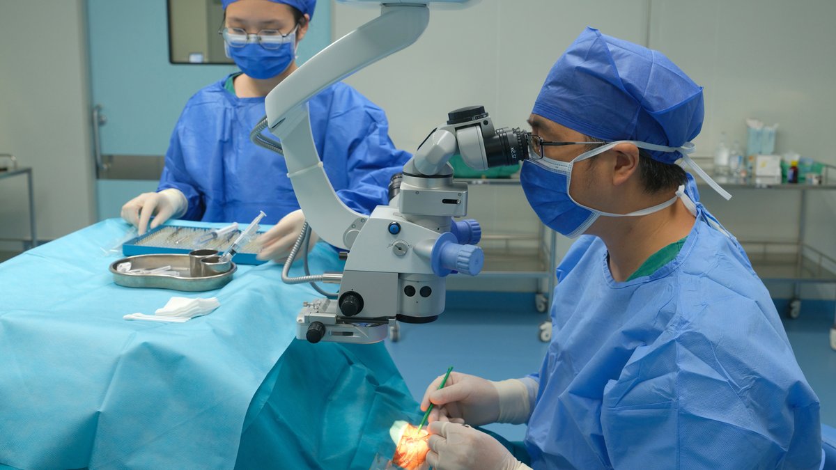 Medicare Cuts Cataract Payments Doctors Shift to Lasers - cataract laser