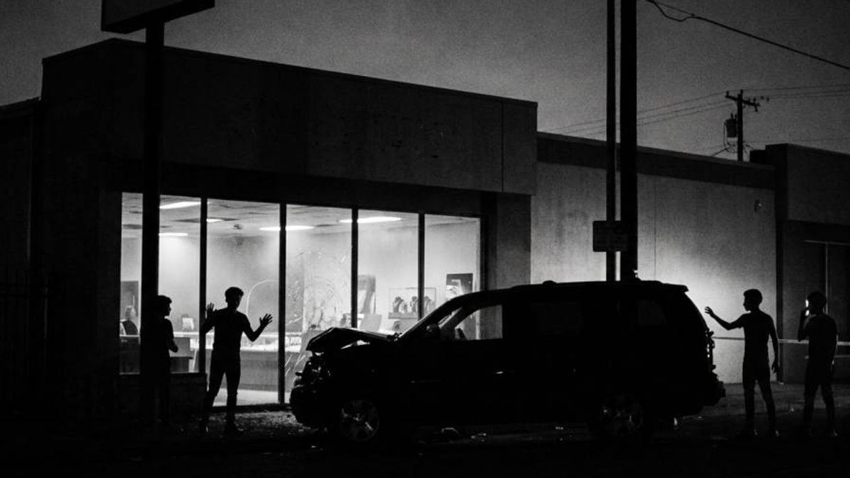 Thieves hit two jewellery stores in smash-and-grab spree Thieves hit two jewellery stores in smash-and-grab spree - jewelry store thefts