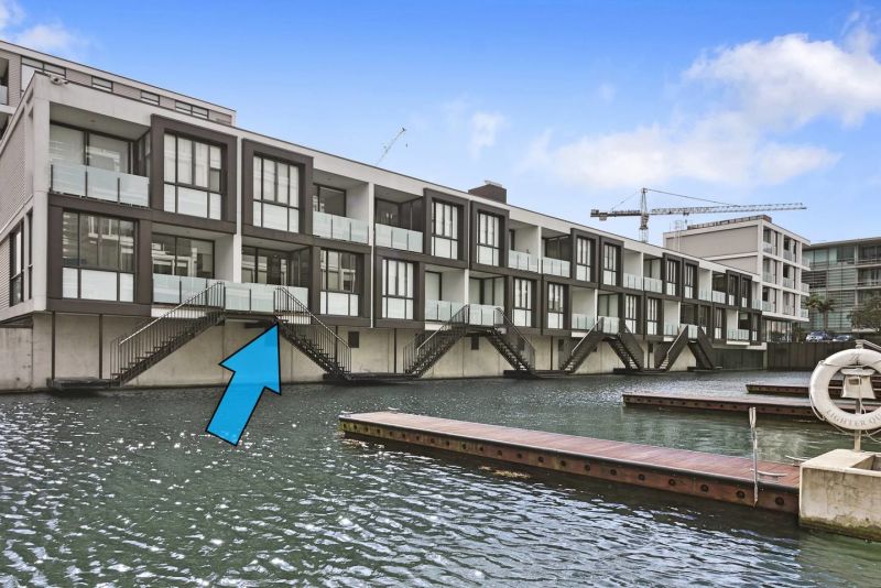 Viaduct Harbour Waterside Apartment