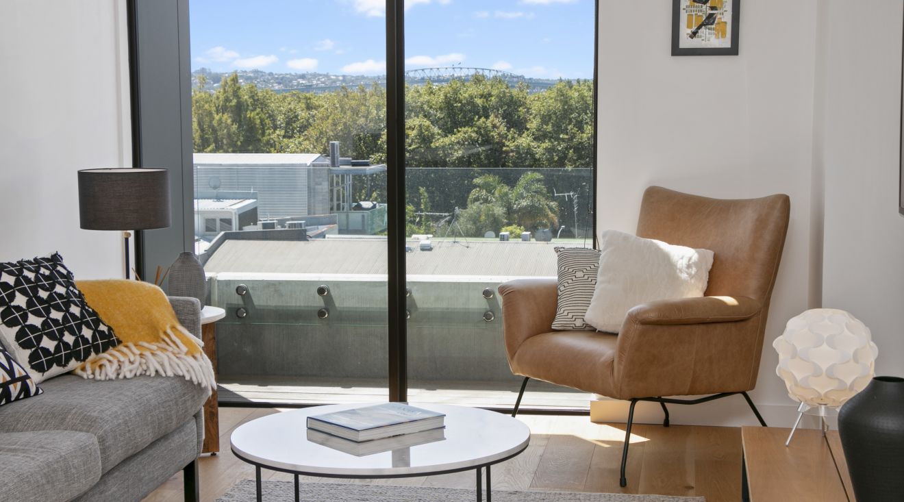 Sale St with Harbour Bridge Views