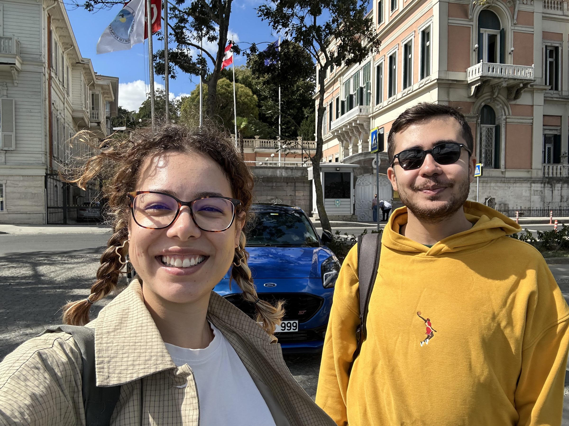Enes ve Beyza, Avusturya Başkonsolosluğu önünde gülümserken