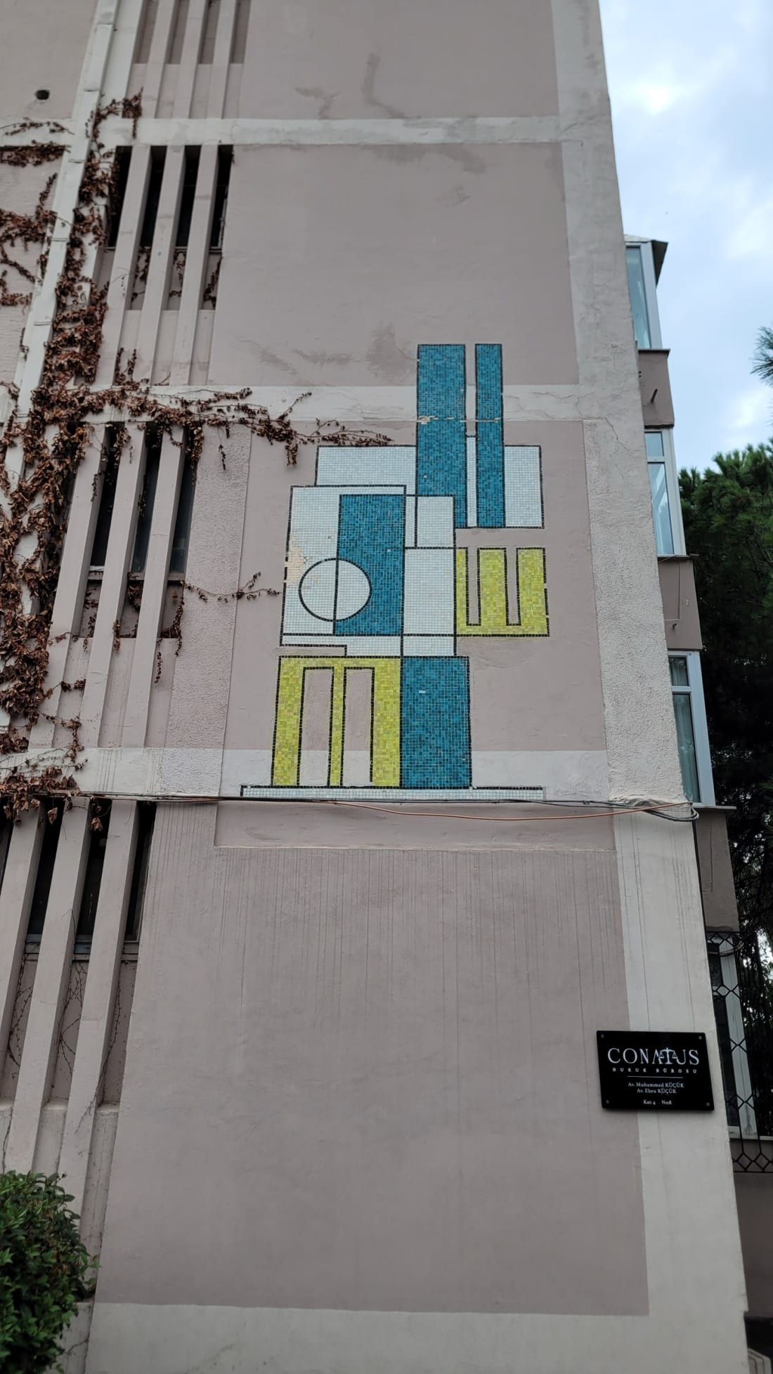 Sabri Berkel’in 4. Levent’teki 8 numaralı mozaik panosu: mavi, beyaz ve sarı dikdörtgenlerden oluşan geometrik soyut kompozisyon