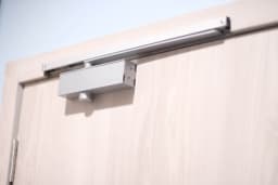 Door - Wall-mounted door closer installation