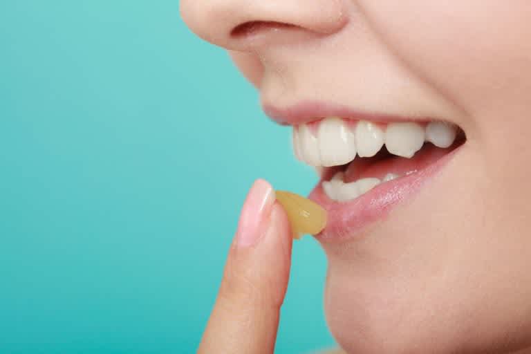girl applying petroleum jelly