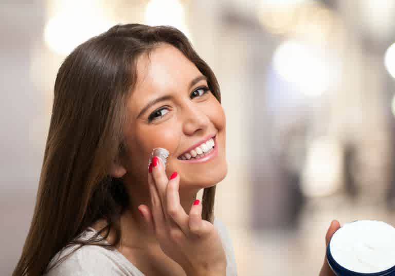 girl applying moisturiser
