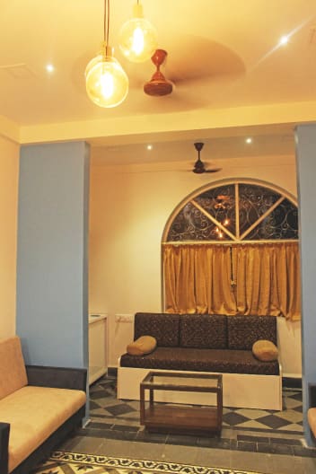 Traditional Theme Living Room With False Ceiling By Home