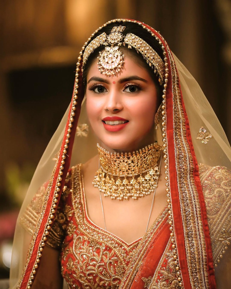 Bright Highlighted Bridal Makeup With Heavy Kundan Accessories by Kabeer Grover Wedding-photography Bridal-makeup Bridal-jewellery-and-accessories | Weddings Photos & Ideas