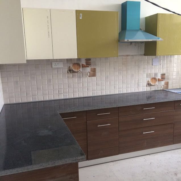L-shaped modular kitchen design with wooden cabinets by pavitra agarwal Modular-kitchen | Interior Design Photos & Ideas
