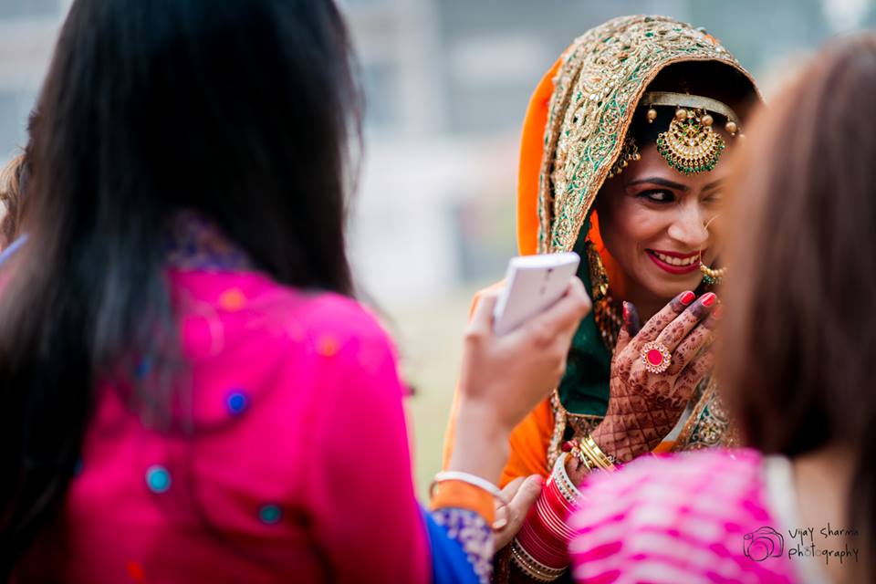 Beautiful Bride Wearing Gold Jewellery by Vijay Sharma Wedding-photography Bridal-jewellery-and-accessories | Weddings Photos & Ideas