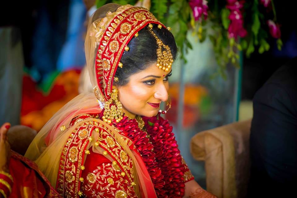 Delicate Gold And Pearl Jewellery For The bride by Saurabh Wedding-photography Bridal-jewellery-and-accessories Bridal-makeup | Weddings Photos & Ideas