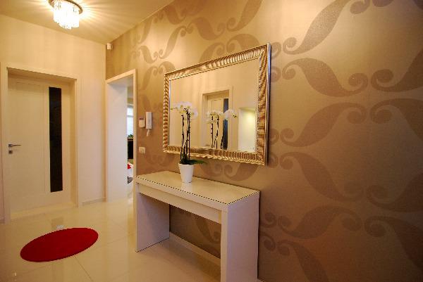 Hallway With White Wooden Table by Swati Sinha Taneja Indoor-spaces Vintage | Interior Design Photos & Ideas