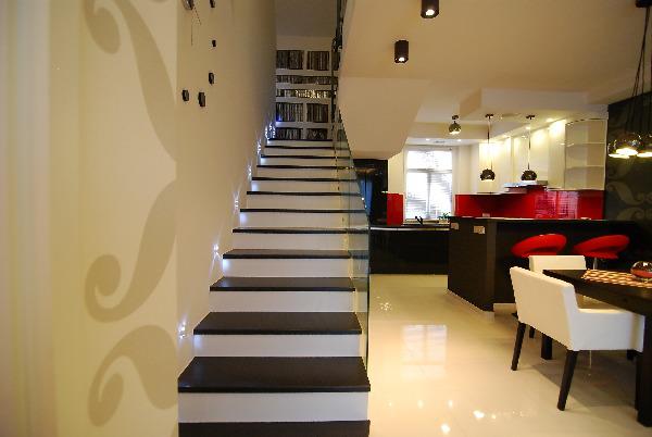 Straight Staircase by Swati Sinha Taneja Indoor-spaces Contemporary | Interior Design Photos & Ideas