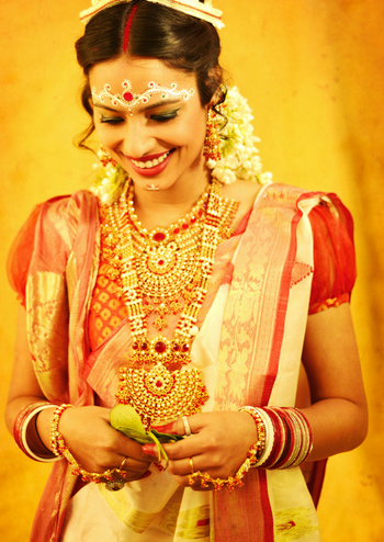 Mesmerising Bengali bride With Rubric Red Pendant Gold Jewllery by Sunil S Rawat Wedding-photography Bridal-jewellery-and-accessories Bridal-makeup | Weddings Photos & Ideas