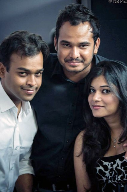 Wedding Guests Pose by Hombliz Photography Wedding-photography | Weddings Photos & Ideas