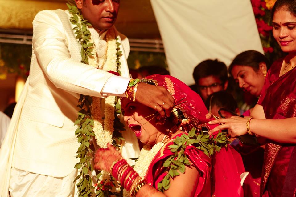 Candid Moment of Bride and Groom During Special Tradition by Venkatesan Perumal Wedding-photography | Weddings Photos & Ideas