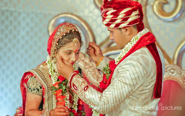 Groom Putting on Mangalsutra on Bride by Kiran Kumar J Wedding-photography | Weddings Photos & Ideas