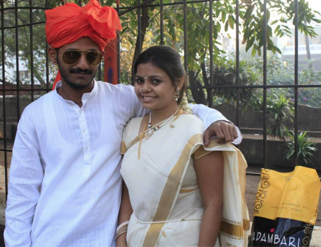 Marathi Bride Posing With a Guest by Soham Bais Wedding-photography | Weddings Photos & Ideas