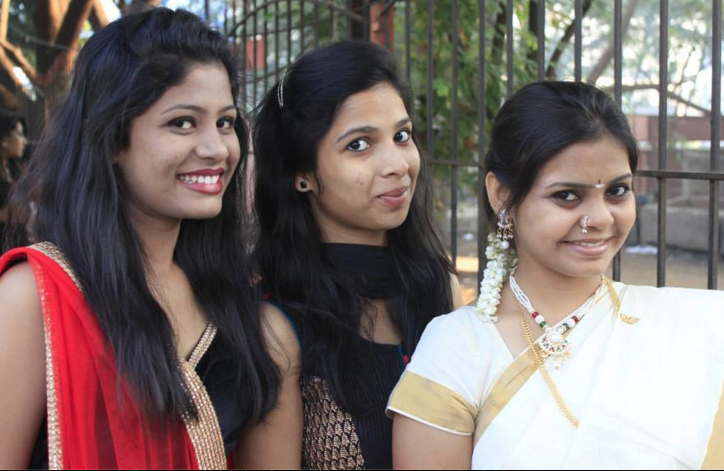 Marathi Bride With Her Friends by Soham Bais Wedding-photography | Weddings Photos & Ideas