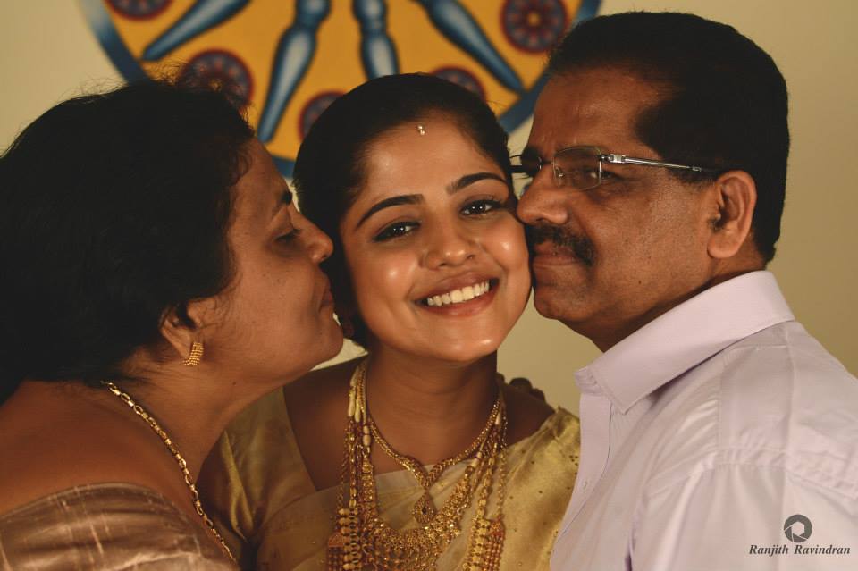 Radiant Christian Bride Posing With Her Parents by Ranjith R Ravindran Wedding-photography | Weddings Photos & Ideas