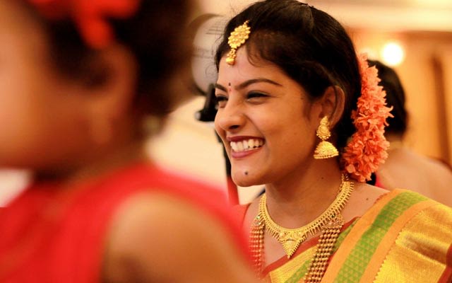 Happy Bride Wearing Exquisite Gold Jewelry by Vivek Renukaprasad Bridal-jewellery-and-accessories | Weddings Photos & Ideas