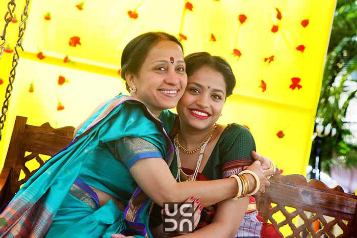 Cheerful mood of the bride and her mother by Madhuri Sharma Photography Wedding-photography | Weddings Photos & Ideas