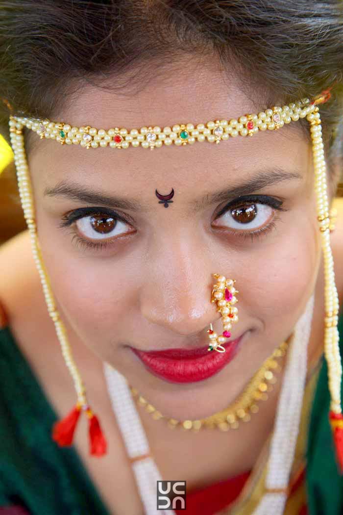 Gleaming marathi bride with gorgeous matha patti by Madhuri Sharma Photography Wedding-photography | Weddings Photos & Ideas